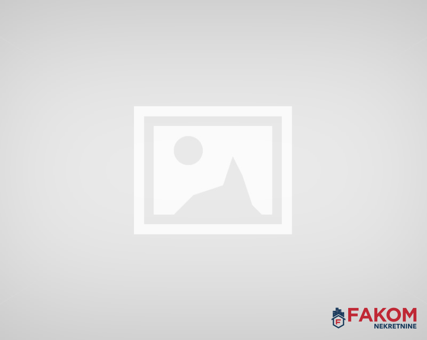 Iznajmljuje se moderan trosoban stan u centru grada
