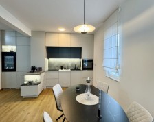 Na prodaju predivan moderan trosoban stan sa dva garažna mjesta