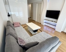 Iznajmljuje se trosoban stan na duži period, Centar