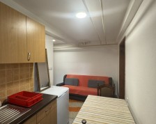 Iznajmljuje se stan u suterenu sa uključenim režijama