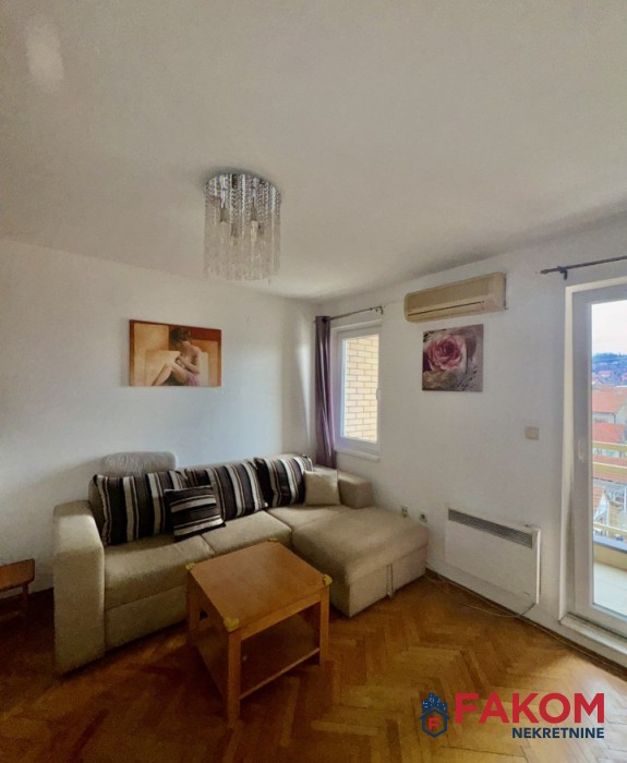 Iznajmljuje se jednosoban stan u naselju Lauš