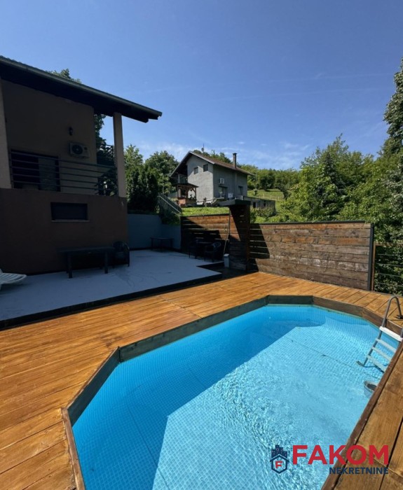 Na prodaju kuća sa bazenom na mirnoj lokaciji, nedaleko od centra grada