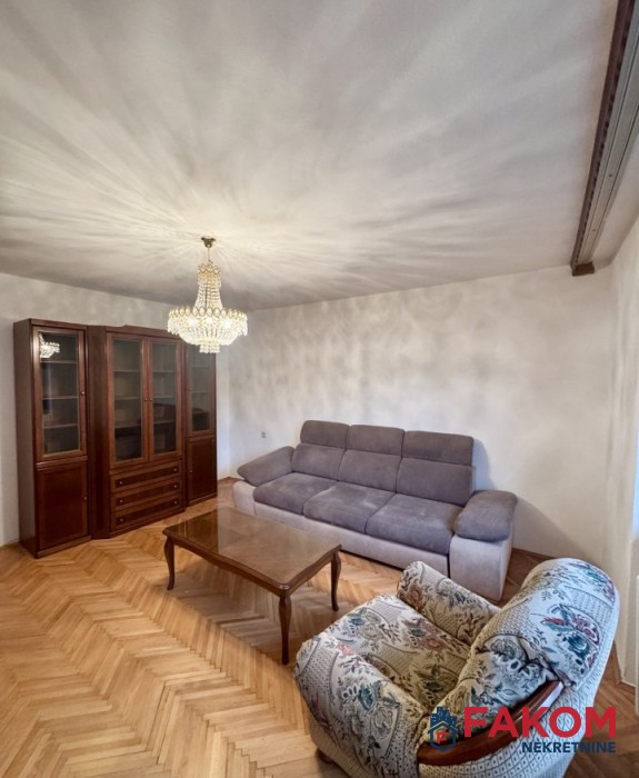 Iznajmljuje se namješten dvosoban stan u naselju Ante Jakića