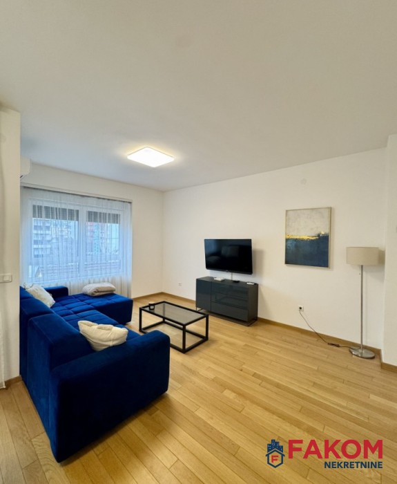 Iznajmljuje se trosoban stan u Centru grada