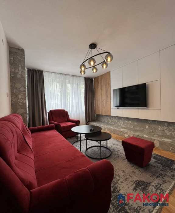 Iznajmljujemo moderno opremljen dvosoban stan u strogom centru grada