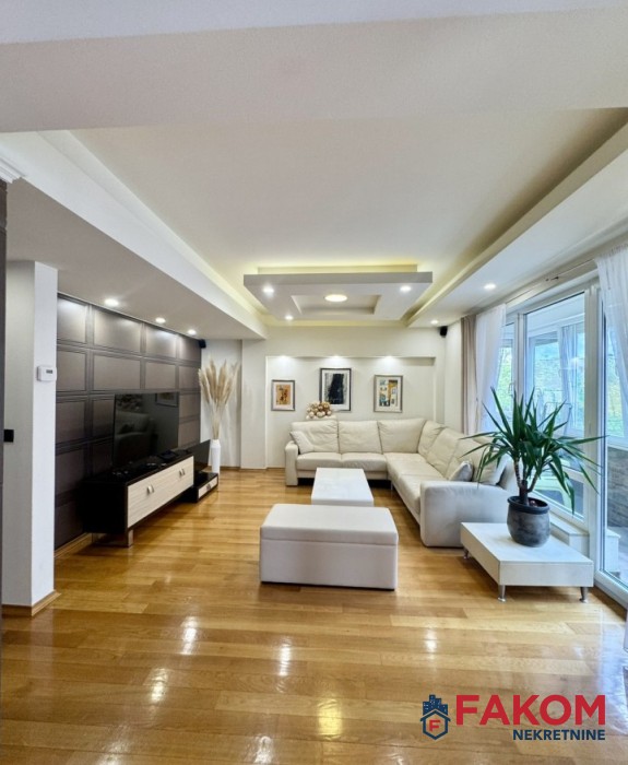 Na prodaju komforan i odličnog rasporeda dvoetažni četverosoban stan