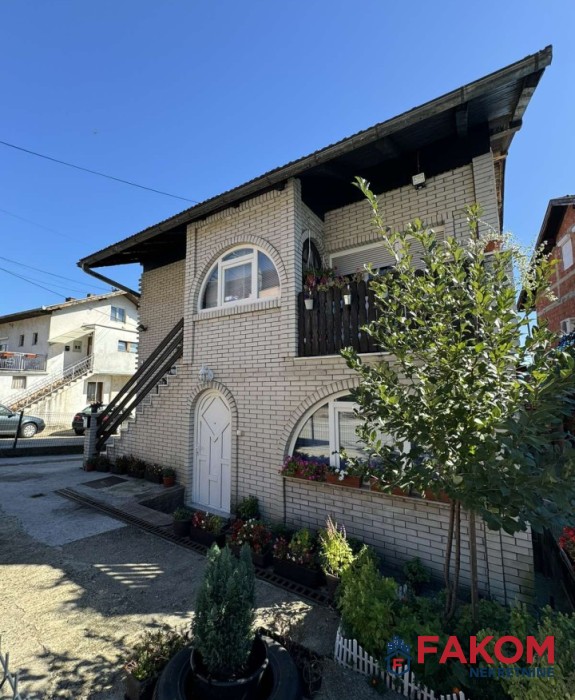 Na prodaju kuća sa poslovnim prostorom, naselje Paprikovac