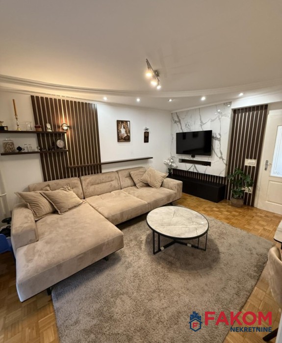 Na prodaju predivan trosoban stan kompletno renoviran I namješten