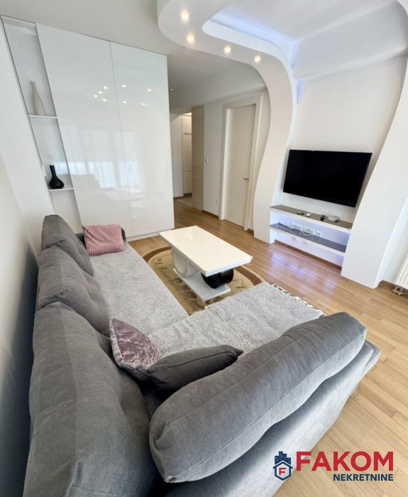 Iznajmljuje se trosoban stan na duži period, Centar