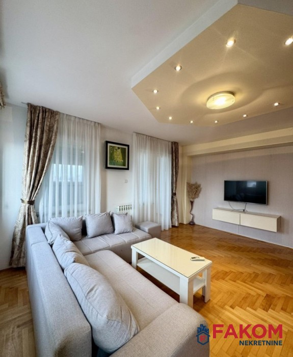 Četverosoban stan za dugoročan zakup u naselju Mejdan (Obilićevo)