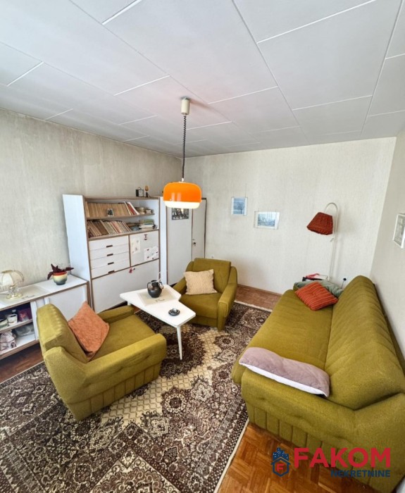 Iznajmljuje se trosoban stan u Centru