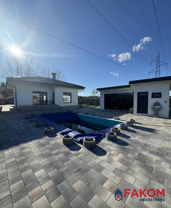 Na prodaju moderna kuća sa bazenom