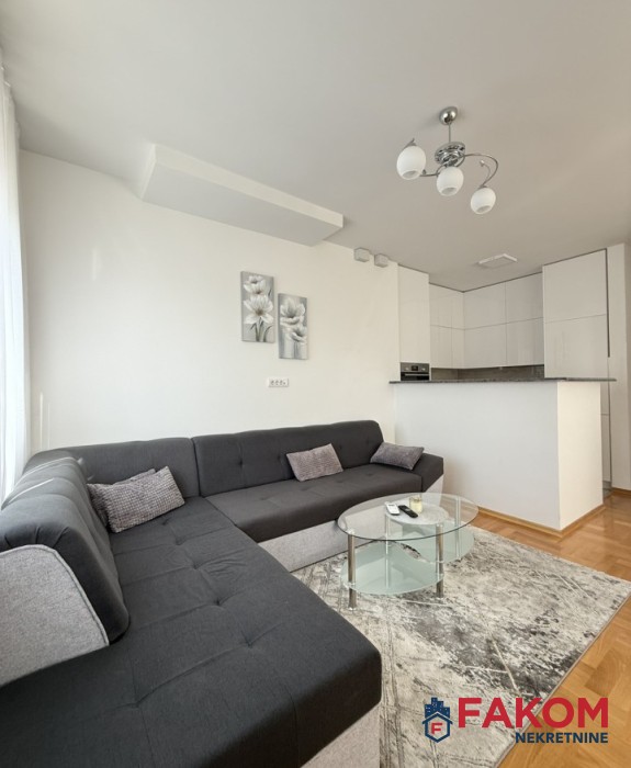 Iznajmljujemo trosoban stan sa garažnim mjestom, podnožje Starčevice