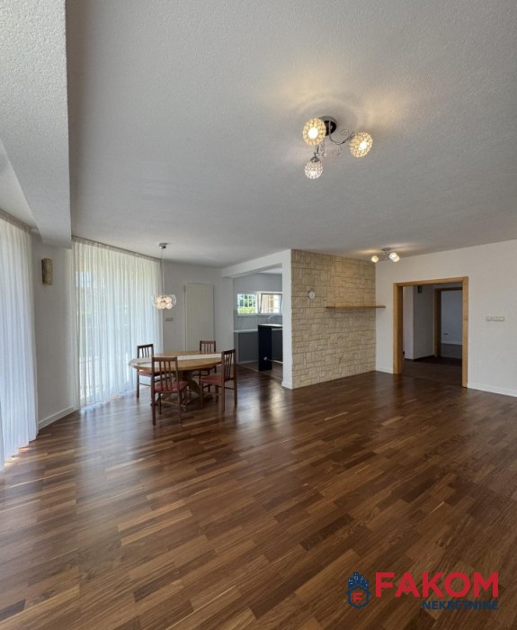 Iznajmljujemo poslovni prostor 180m2, naselje Paprikovac