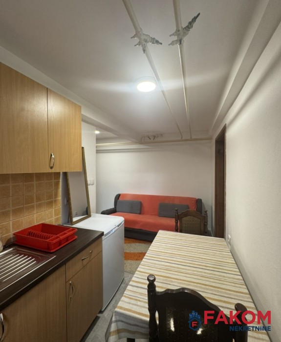 Iznajmljuje se stan u suterenu sa uključenim režijama