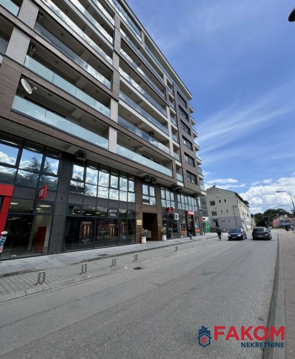 Iznajmljujemo LUX trosoban stan, u samom srcu grada