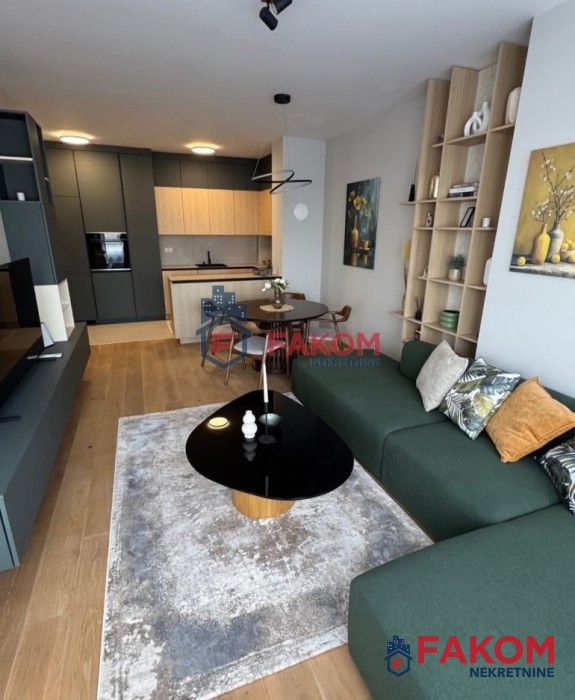 Iznajmljuje se luksuzno namješten trosoban stan u naselju Park