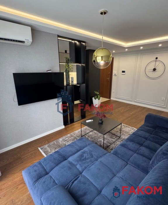 Iznajmljuje se lux dvosoban stan u Centru