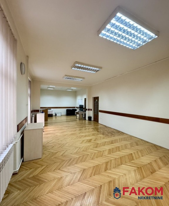 Iznajmljuje se poslovni prostor 100m2 u Centru