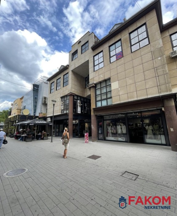 Iznajmljuje se poslovni prostor u strogom centru grada
