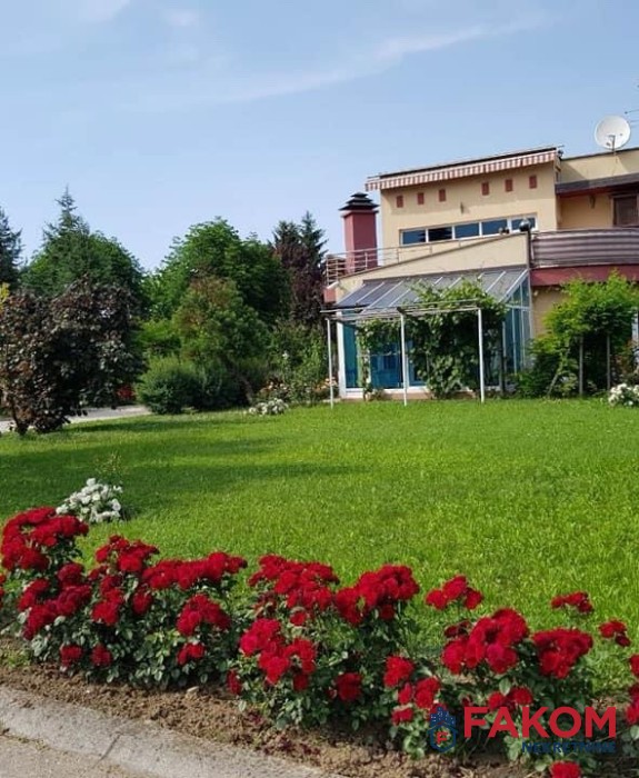 Na prodaju kuća sa pomoćnim objektom i teniskim terenom, Šušnjari