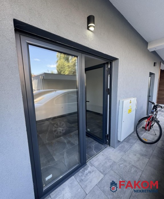 Iznajmljuje se poslovni prostor 30m2 u Laktašima