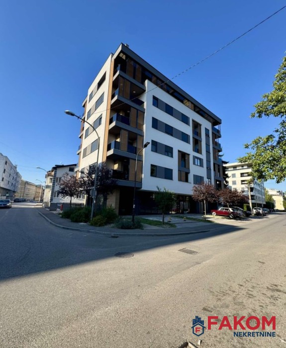 Iznajmljuje se djelimično namješten poslovni prostor u centru grada