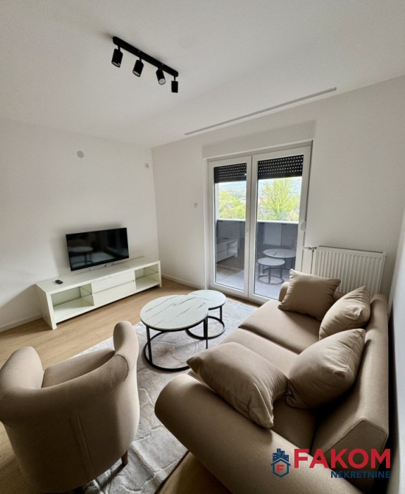 Iznajmljuje se moderan trosoban stan, nov i nekorišten