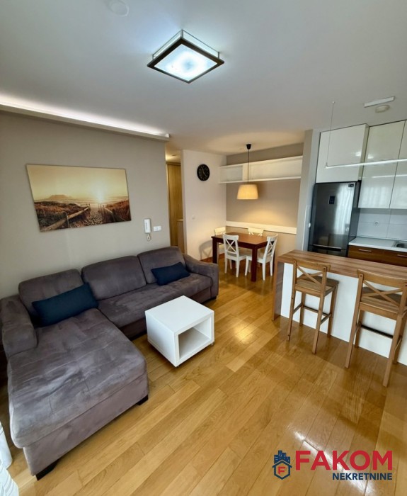 Iznajmljuje se trosoban stan u naselju Nova Varoš.