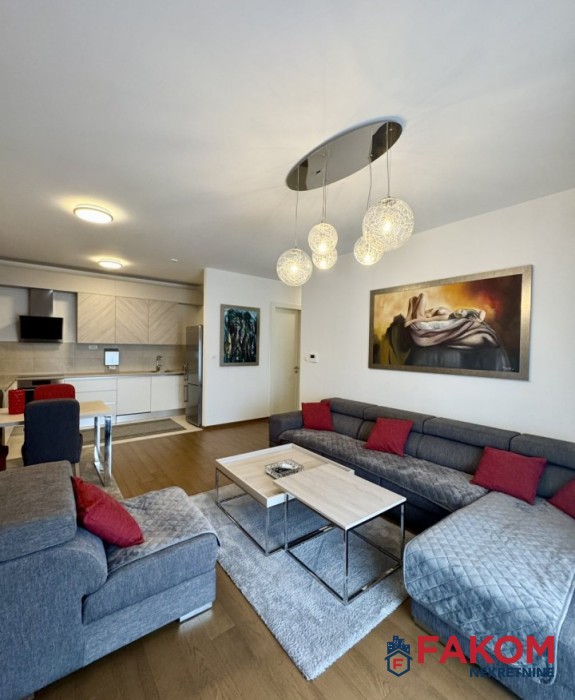 Iznajmljuje se moderan trosoban stan u Centru