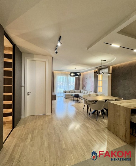 Luksuzan četverosoban stan za najam, naselje Park