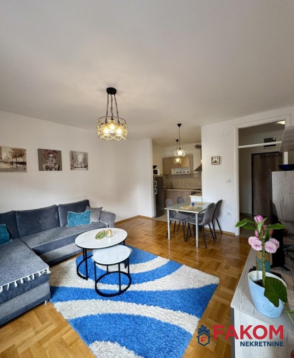 Iznajmljuje se moderan dvosoban stan u podnožju Starčevice