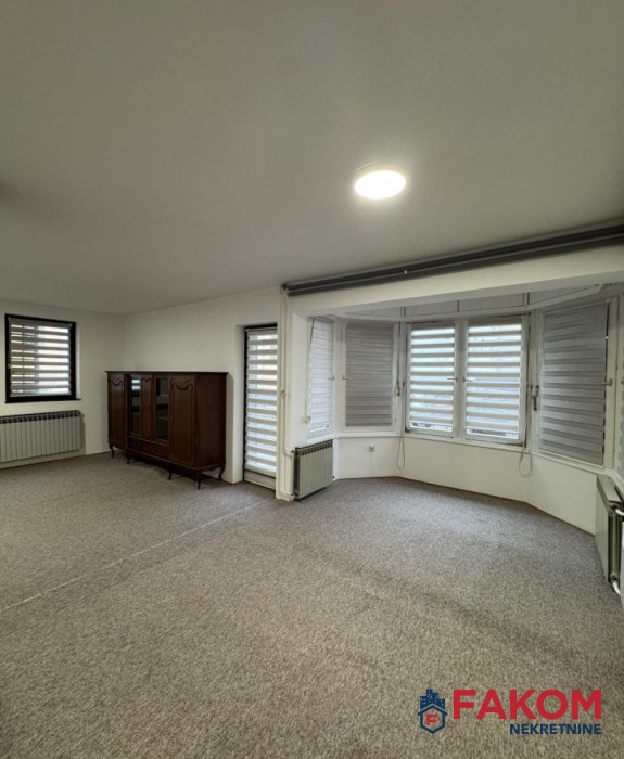 U centru grada iznajmljujemo kancelarijski poslovni prostor