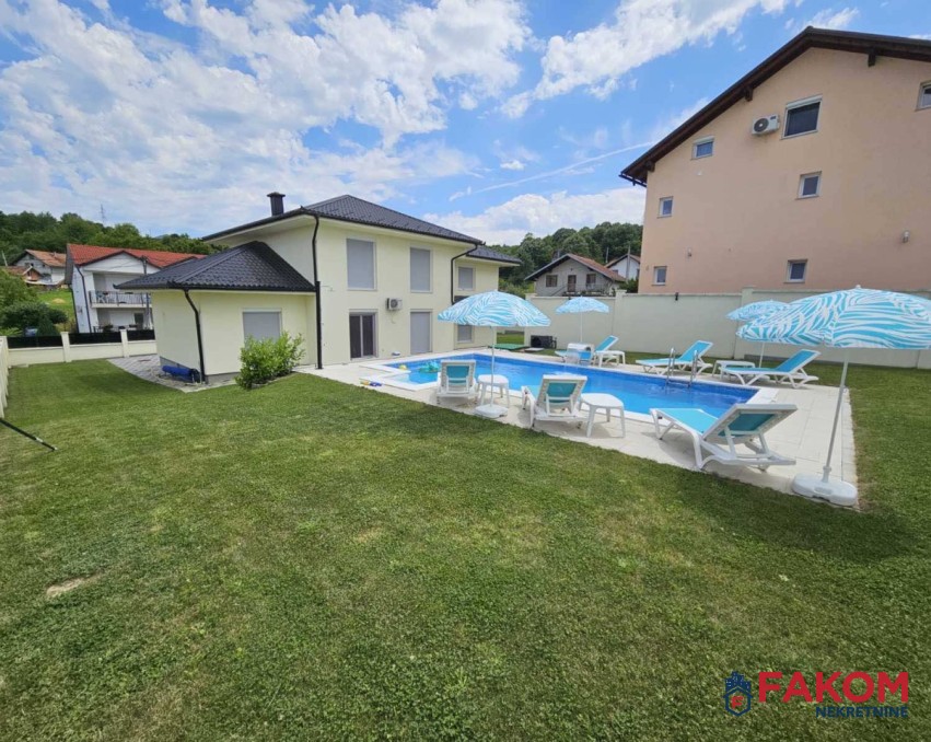 Na prodaju LUX kuća sa bazenom