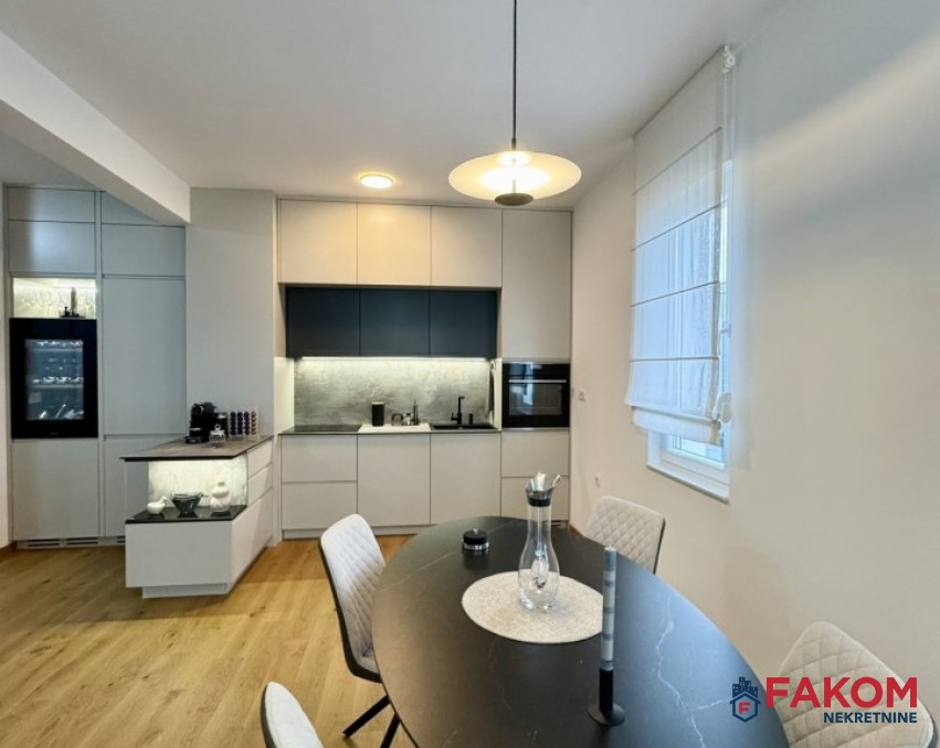 Na prodaju predivan moderan trosoban stan sa dva garažna mjesta