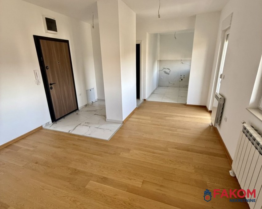 Iznajmljuje se nenamješten stan u zgradi nove gradnje