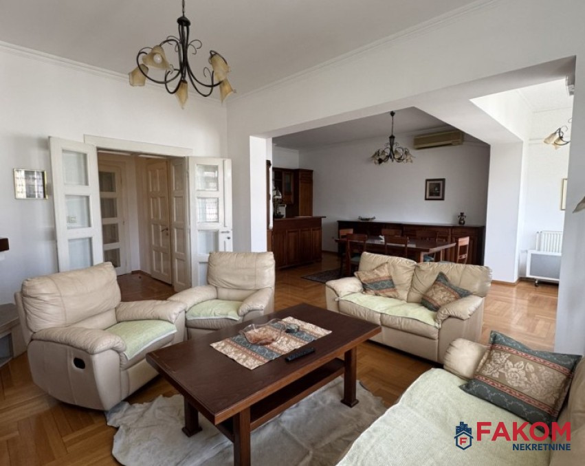 Iznajmljujemo četverosoban salonski stan u samom srcu grada