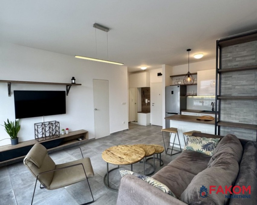 Iznajmljuje se moderan dvosoban stan sa garažom u strogom centru grada