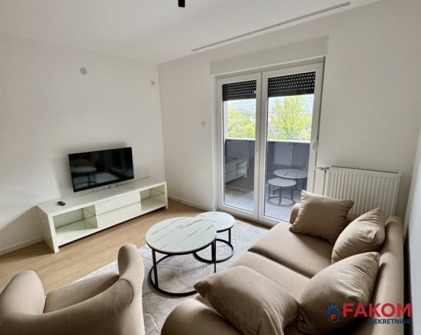 Iznajmljuje se moderan trosoban stan, nov i nekorišten