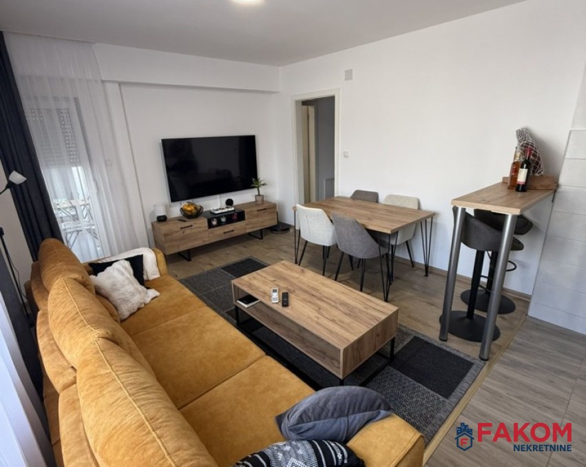 Iznajmljuje se moderan i namješten dvosoban stan u naselju Borik